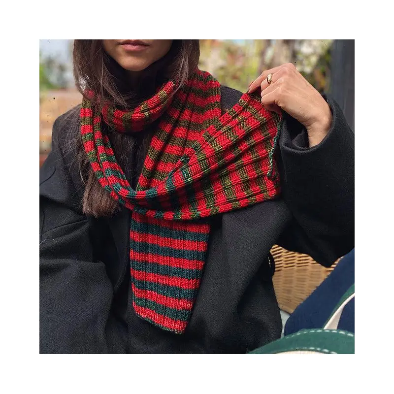 Sleigh Tracks Reversible Scarf Pattern - Uneek DK